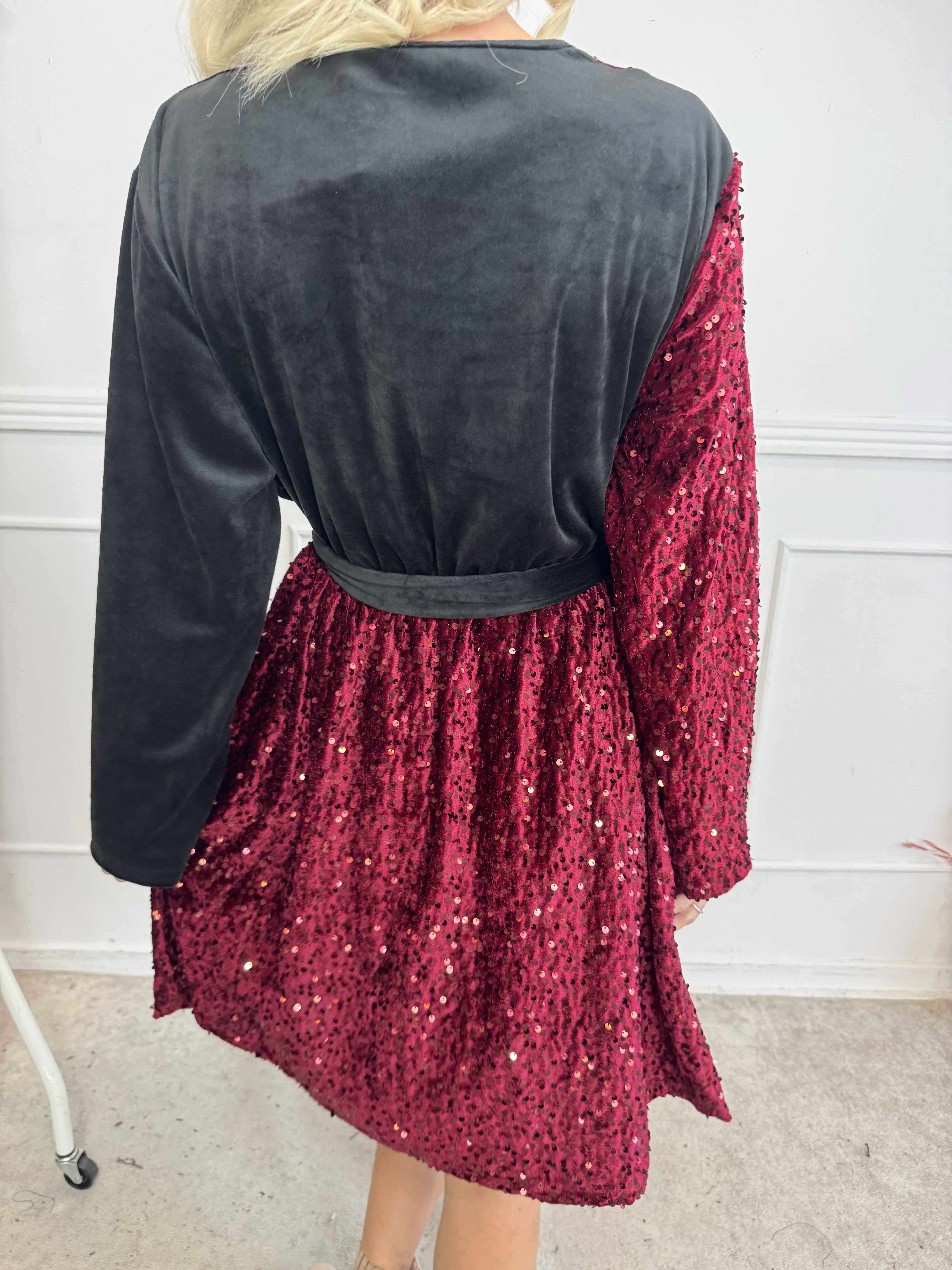 Bling - Sød plus size velour kjole i slå-om look med pailletter